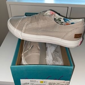 Blowfish Girls shoes. New in box. Light gray. Size 2